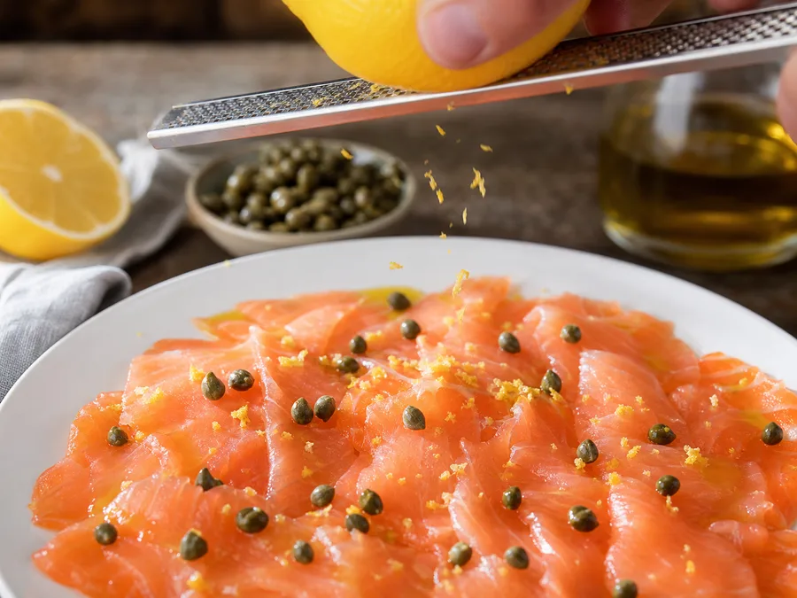 Карпаччо из лосося | Фото подпункта 9 | Viva Cucina Карпаччо из лосося: фото процесса приготовления — проверьте промежуточный вкус и состояние продукта перед переходом к финальной сборке