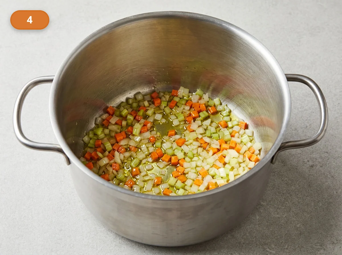 Минестроне: фото процесса приготовления — разогрейте оливковое масло в глубокой кастрюле и мягко прогрейте лук, морковь и сельдерей до блеска и лёгкой мягкости