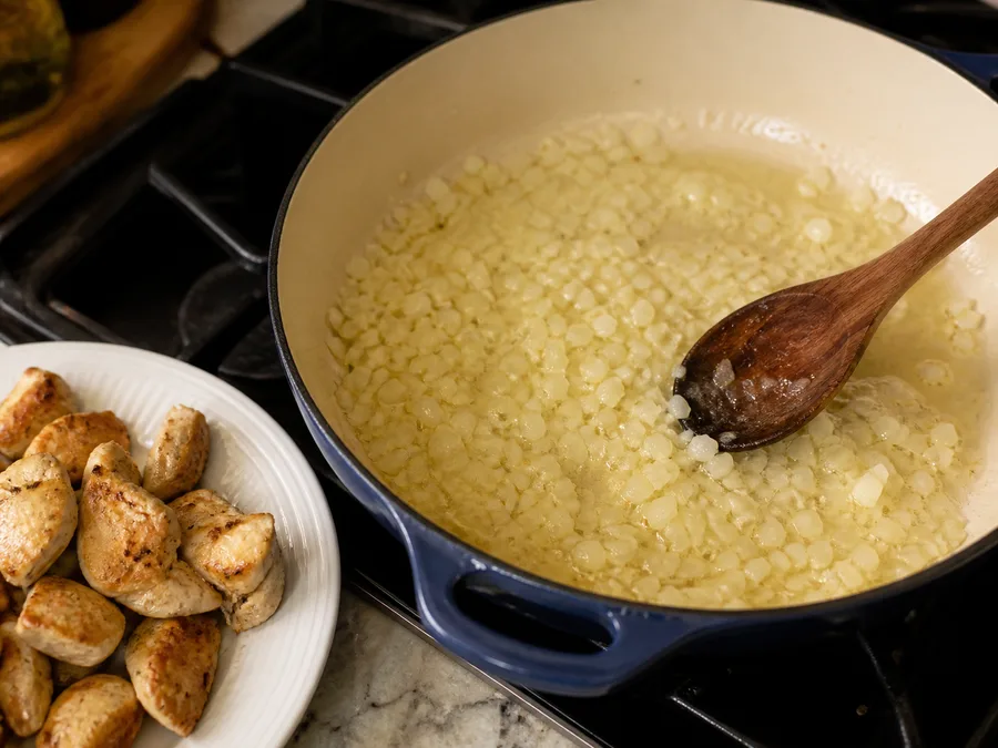 Ризотто с курицей | Фото подпункта 5 | Viva Cucina Ризотто с курицей: фото процесса приготовления — готовьте главный компонент этого этапа на умеренном огне, добиваясь вкуса, но не пересушивая его