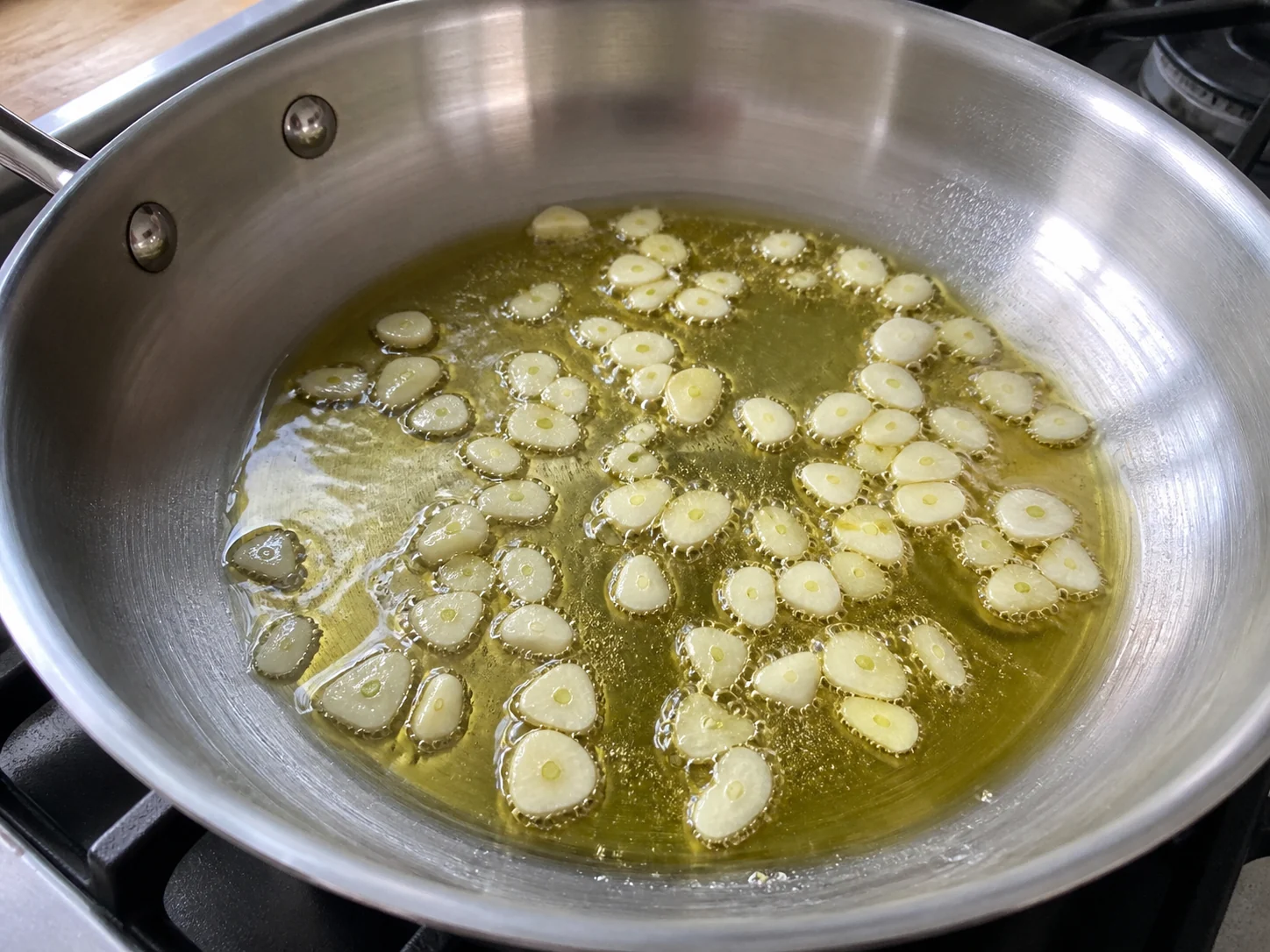Соус Аррабиата | Фото подпункта 5 | Viva Cucina Соус Аррабиата: фото процесса приготовления — добавьте пластинки чеснока и прогревайте до появления аромата, оставляя их светлыми