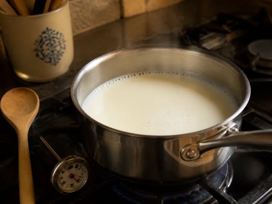 Соус бешамель | Фото подпункта 3 | Viva Cucina Соус бешамель: фото процесса приготовления — нарежьте, отмерьте и подготовьте ингредиенты для первого активного этапа, чтобы дальше работать без пауз