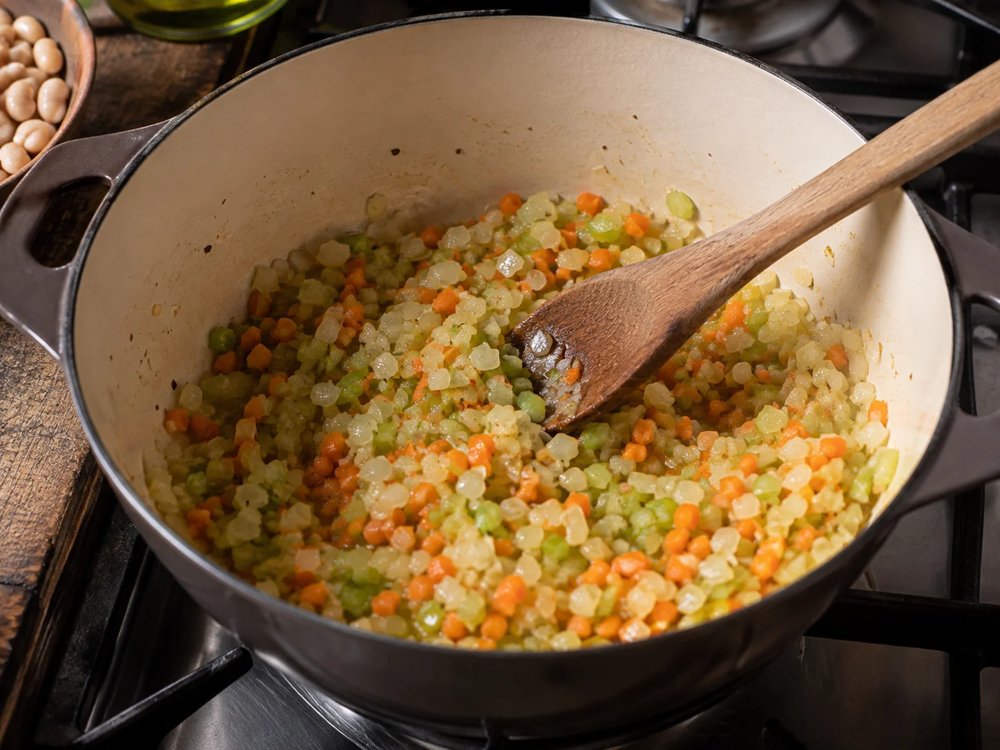 Суп с пастой и фасолью (Pasta e fagioli) | Фото подпункта 4 | Viva Cucina Суп с пастой и фасолью (Pasta e fagioli): фото процесса приготовления — начните этап "сделать ароматическую основу" с умеренного нагрева и аккуратной подготовки основы